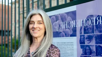 Molly Ingersoll - Portrait photo devant la serre de l'Institut Pasteur (Paris)