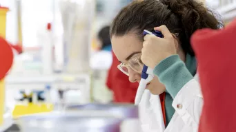 Cours Pasteur en salle de travaux pratiques
