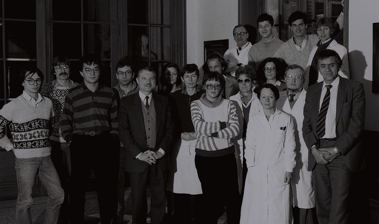 Equipe complète telle qu'elle était constituée en 1985. Elle réunit plusieurs unités dont les acteurs majeurs de la recherche sur le virus du sida à l'Institut Pasteur
