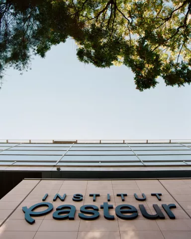Logo 2025 de l'Institut Pasteur sur la façade du Centre d'Information Scientifique (CIS).