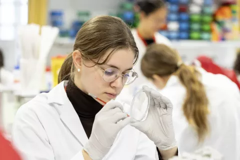 apprenante en salle de travaux pratiques - Centre d'enseignement Institut Pasteur