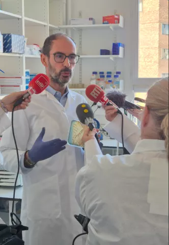 Benoit Chassaing répondant à des journalistes