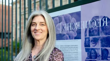 Molly Ingersoll - Portrait photo devant la serre de l'Institut Pasteur (Paris)
