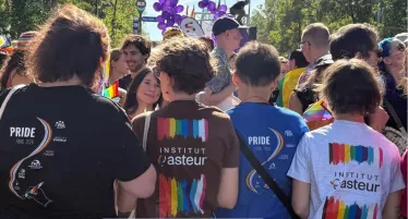 Foule à la Marche des fiertés 2026 à Paris (France). - A crowd at the 2026 Pride March in Paris (France).