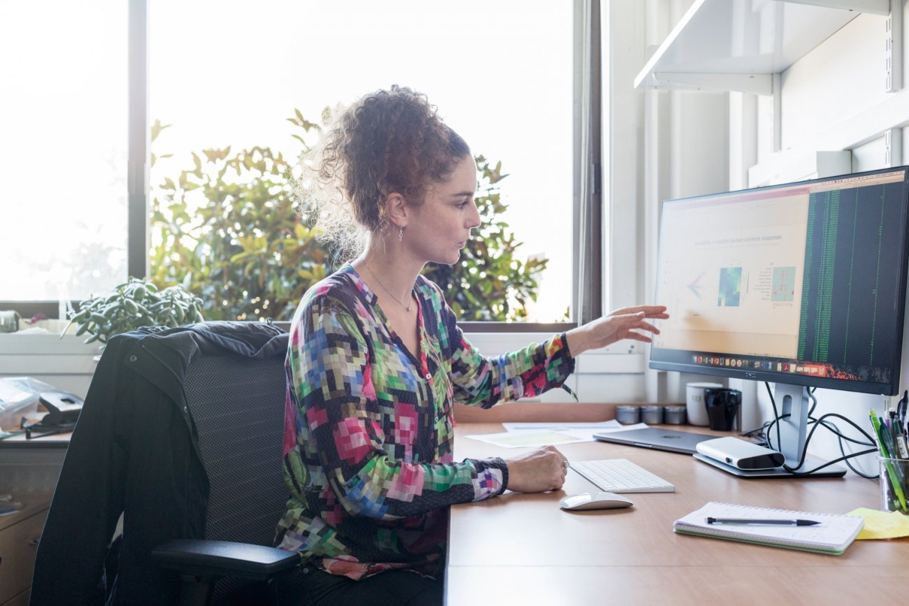 Reportage dans le laboratoire d’Immunologie translationnelle avec l’équipe du LabEx Milieu intérieur. Violaine Saint-André présente le travail effectué en bioinformatique pour analyser le jeu de données Milieu Intérieur.