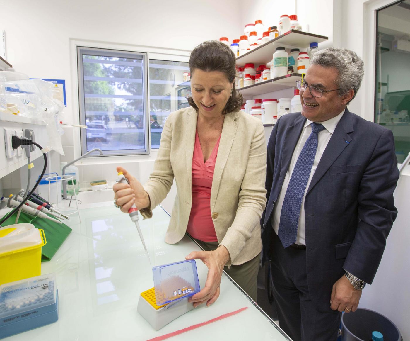 Madame Agnès Buzyn, Ministre des Solidarités, le Dr Mirdad Kazanji, directeur de l’Institut Pasteur de la Guyane au vectopole de l’Institut Pasteur de la Guyane Visite de Agnès Buzyn au vectopole de l'Institut Pasteur de la Guyane