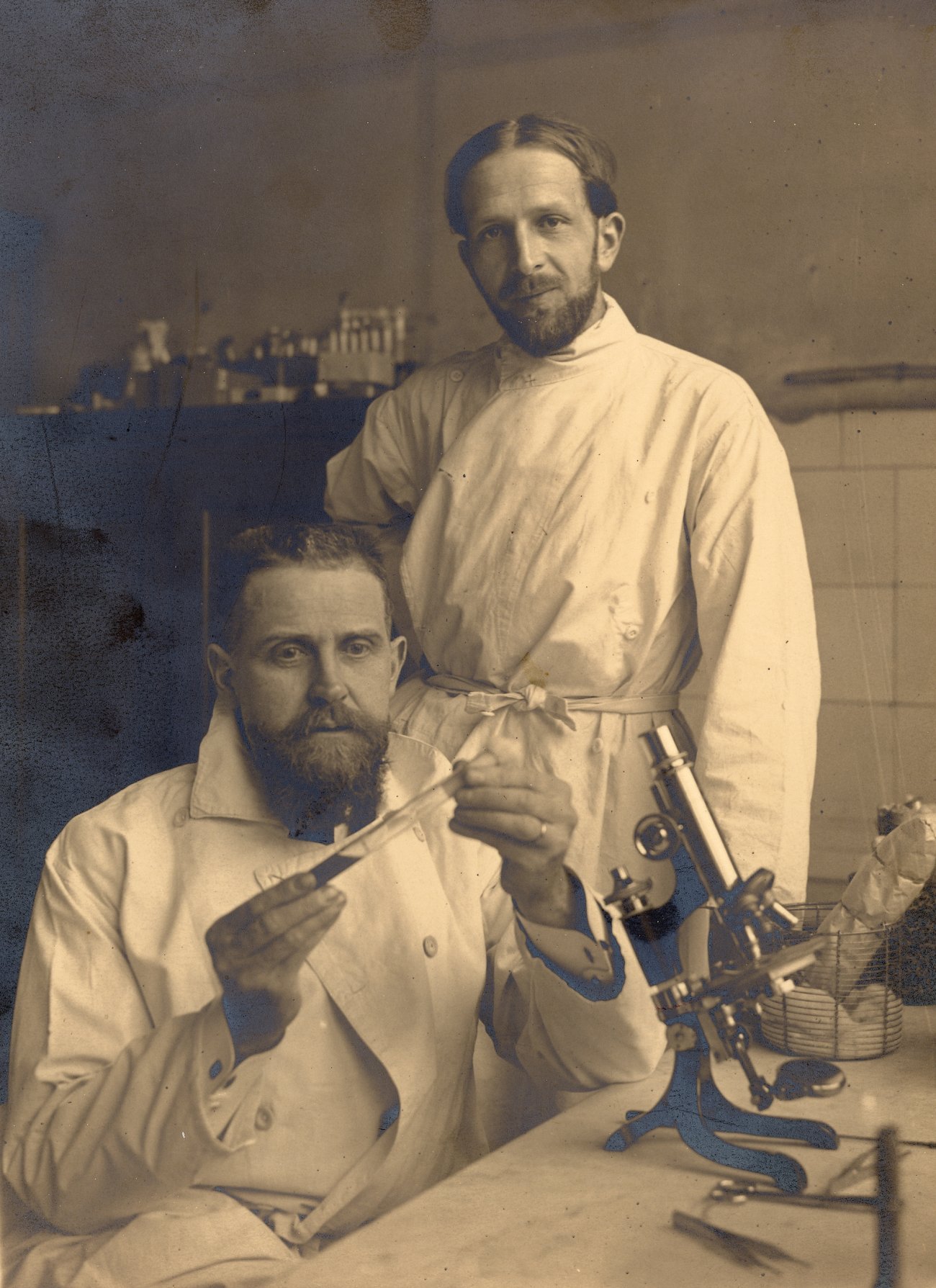 Gaston Ramon et son collègue Christian Zoeller avec qui il travailla sur les vaccins associés, ici en 1925 - Institut Pasteur