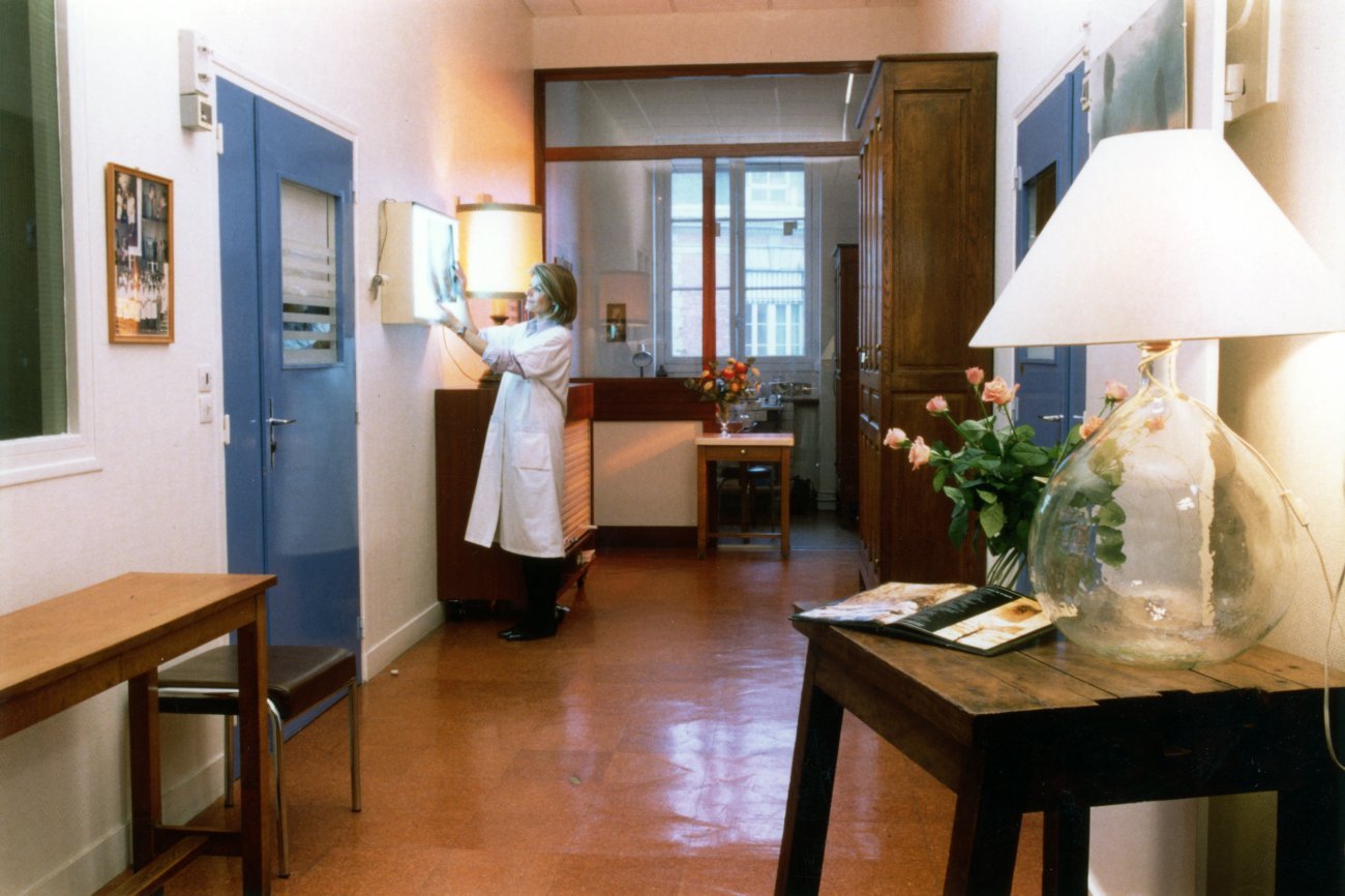 Hall d’accueil des chambres du 2e étage du pavillon Louis Martin de l’hôpital Pasteur, vers 1985. Crédit : Institut Pasteur