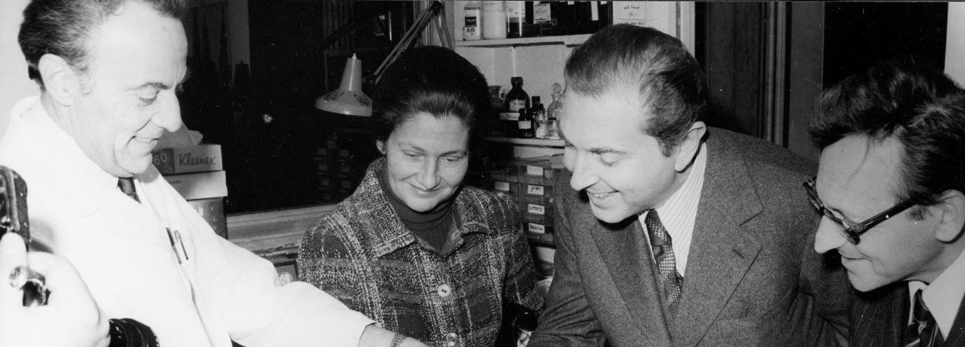 Michel d'Ornano, Ministre de l'Industrie et de la Recherche, Simone Veil, Ministre de la Santé, décident d'apporter le soutien majeur de l'Etat à l'Institut Pasteur, ici avec François Gros et François Jacob - © Institut Pasteur