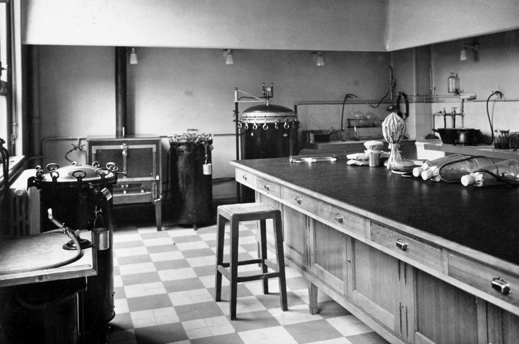 Salle de stérilisation du laboratoire de la tuberculose - BCG - Institut Pasteur