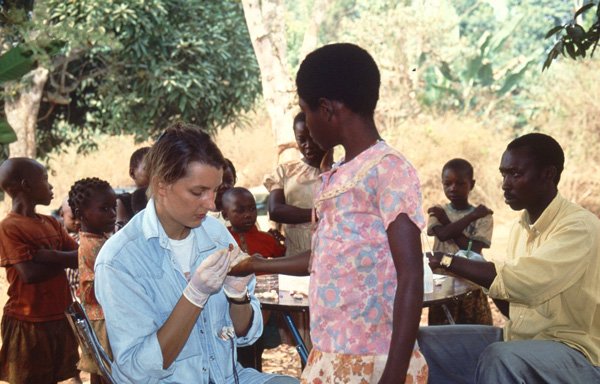 Prospection paludisme à Nkolbeck (100kms Est de Yaoundé), Sarah Bonnet (chercheur épidémiologiste), Orstom.