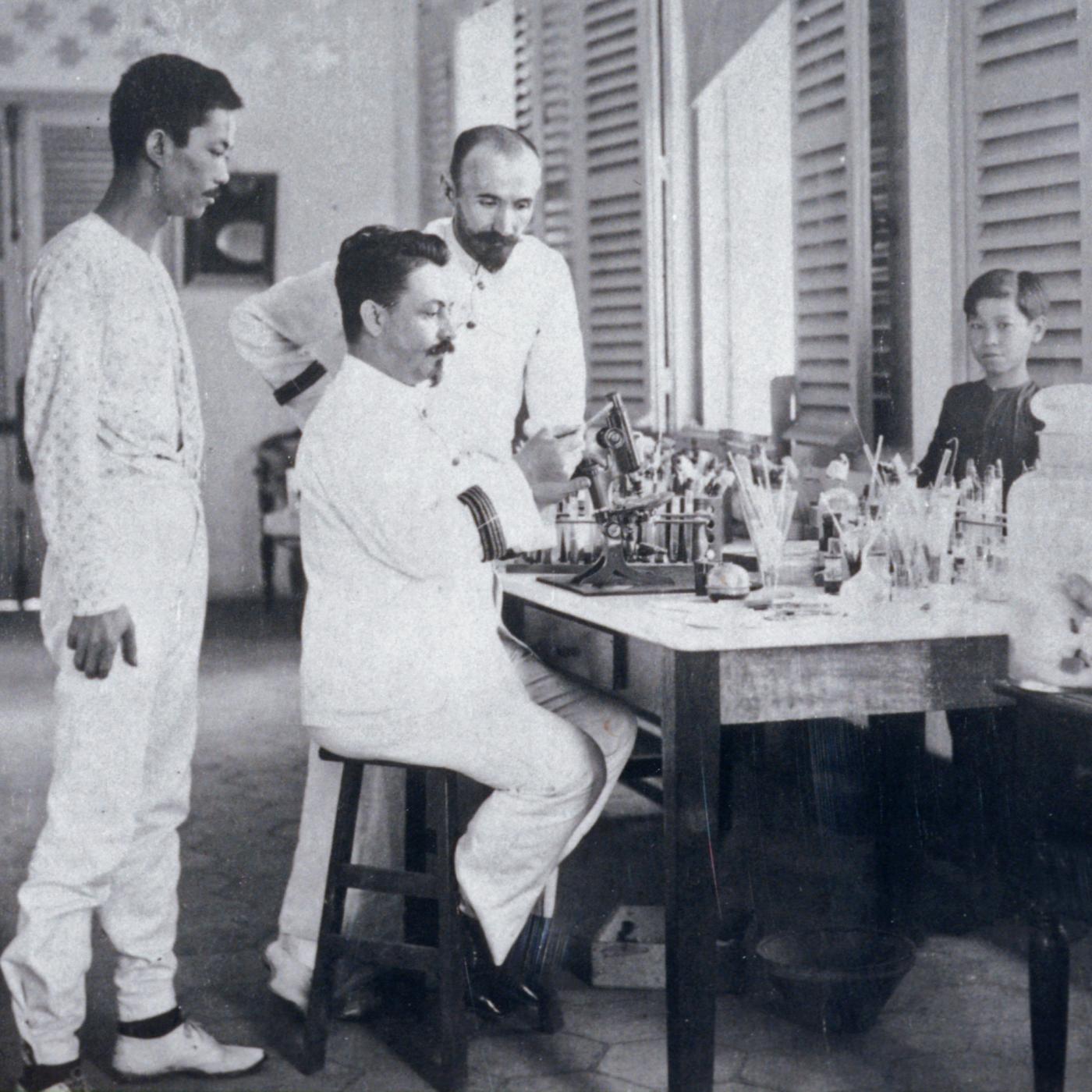 Paul-Louis Simond dans son laboratoire de l'Institut Pasteur de Saïgon, 1898 - 1901. Institut Pasteur
