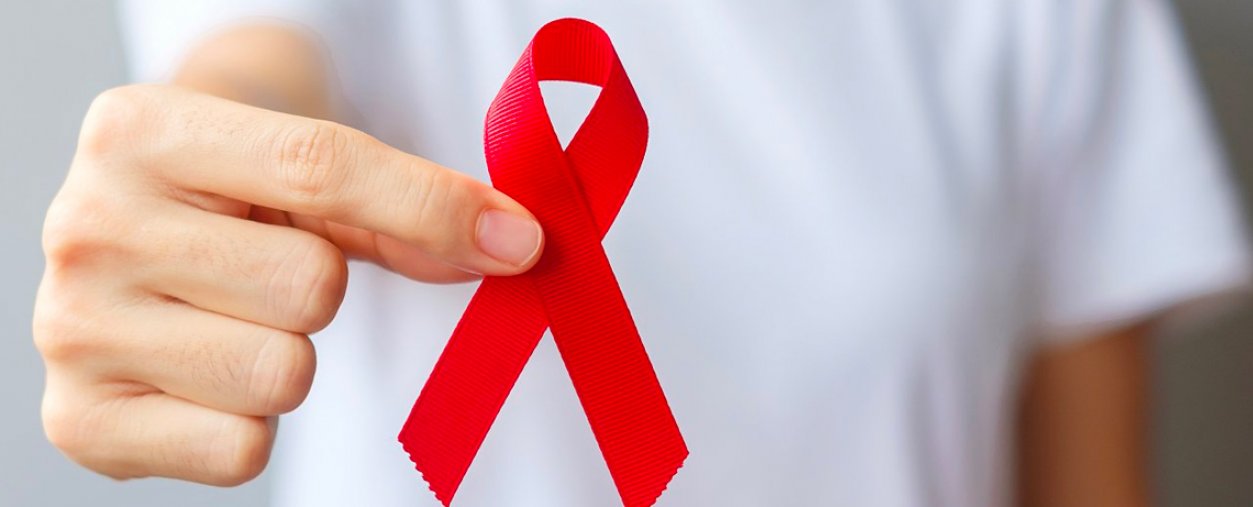 Ruban rouge, le symbole universel de la lutte contre le sida et de la solidarité avec les personnes atteintes par le virus