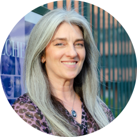 © Institut Pasteur, Valérie ZEITOUN Molly Ingersoll-portrait photo devant l'Institut Pasteur de Paris