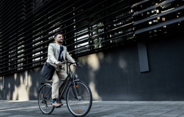 Homme qui fait du vélo © AdobeStock / Zoran Zeremski