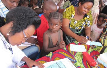 Séance de vaccination contre le virus de l'hépatique B organisée par l'Institut Pasteur de Bangui en février 2012 