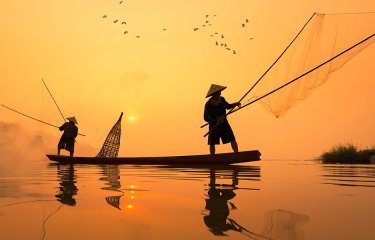Photographie illustrative du Laos, pêcheurs à l'aube sur le Mékong