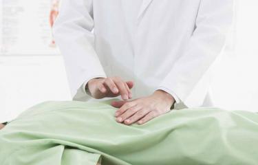 Méningite à méningocoques : mal de ventre, un symptôme qui doit alerter
