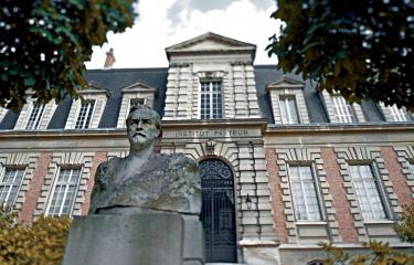 Buste de Louis Pasteur et bâtiment historique de l'Institut Pasteur - Institut Pasteur