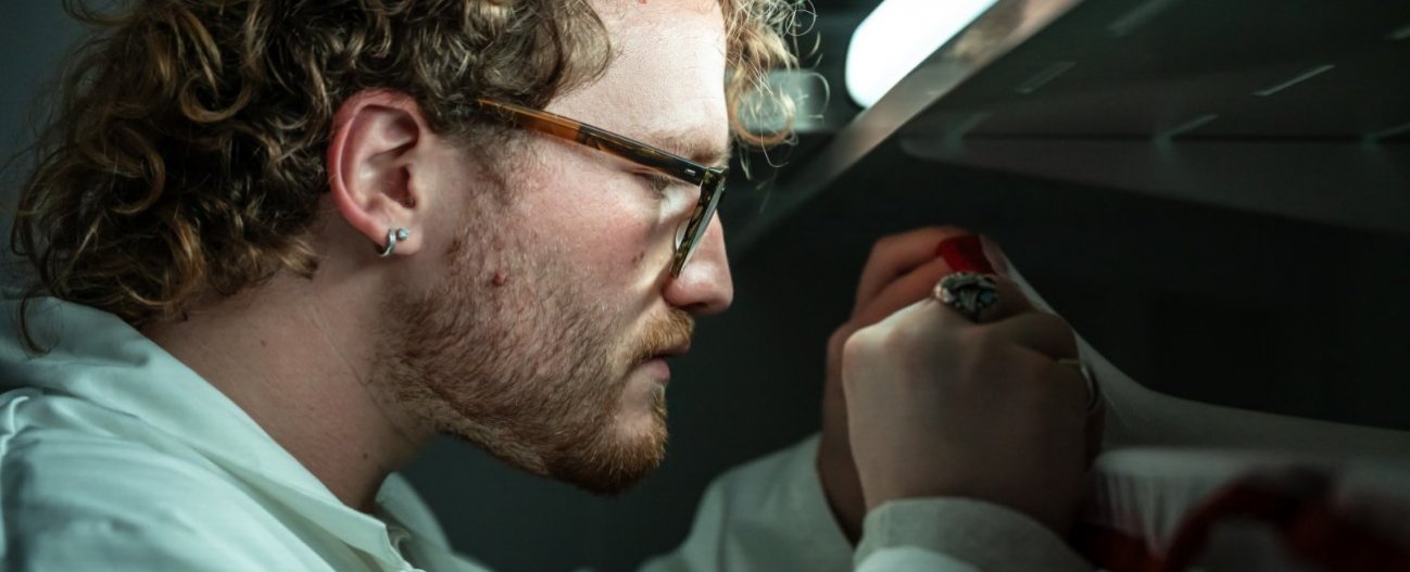 Reportage dans l'unité Arbovirus et Insectes Vecteurs (AIV). Phase aquatique de l’élevage de moustiques : observation des larves.