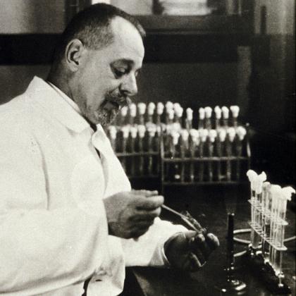Félix d'Herelle (1873-1949) dans son laboratoire vers 1936 - Institut Pasteur Félix d'Herelle (1873-1949) dans son laboratoire vers 1936 - Institut Pasteur