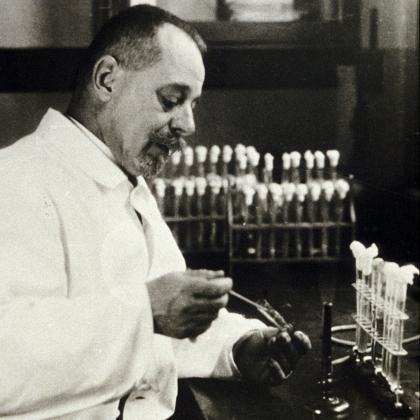 Félix d'Herelle (1873-1949) dans son laboratoire vers 1936 - Institut Pasteur